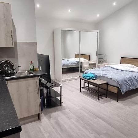 Ilford Towncentre Large Studio Екстериор снимка