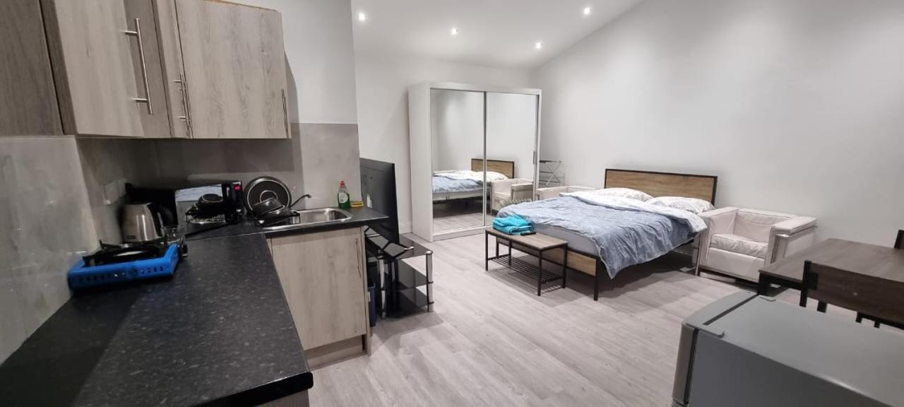 Ilford Towncentre Large Studio Екстериор снимка