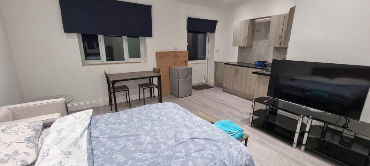 Ilford Towncentre Large Studio Екстериор снимка
