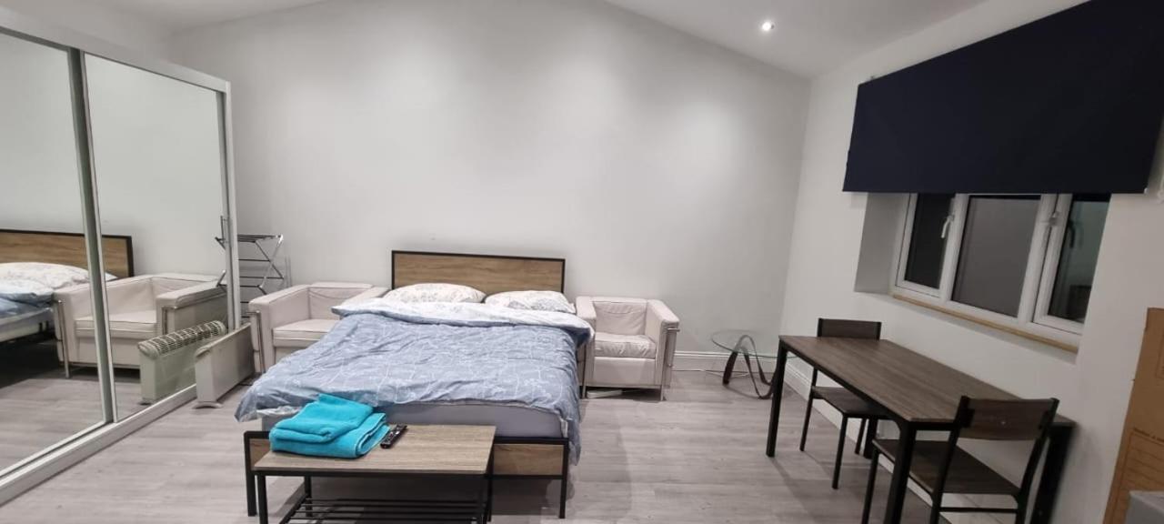 Ilford Towncentre Large Studio Екстериор снимка